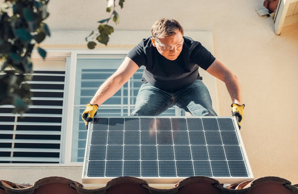 Efficiënte en duurzame energieoplossingen met zonnepanelen voor plat dak en pannendak